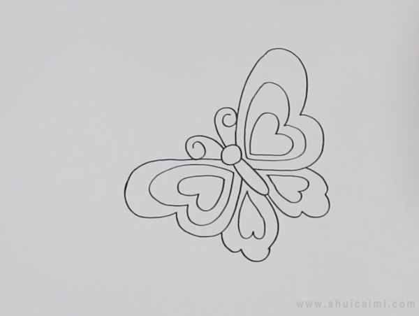 2,接着把蝴蝶头上画出触角,给翅膀画上漂亮的花纹.