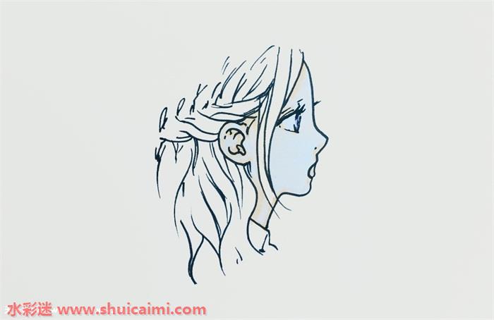 1,首先画出女生侧脸与颈部的线条,画出刘海轮廓后,再将眼睛,嘴巴与