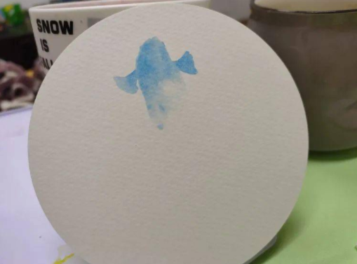 水彩画蓝色金鱼绘画教程步骤 - 爱画网