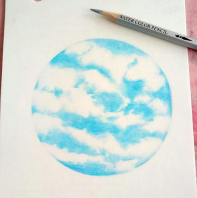 用蓝色彩铅在铺底色的基础上开始叠色加重天空的颜色,从靠近云朵的