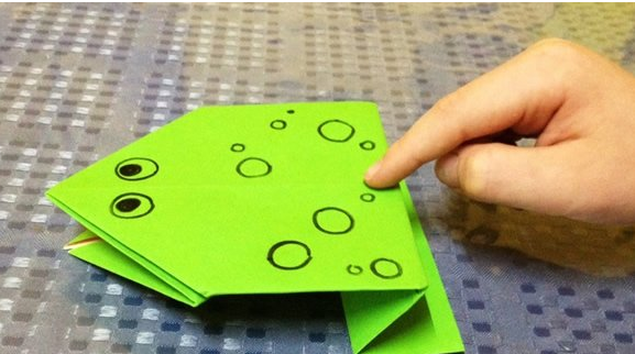 会跳的折纸青蛙?简单好玩幼儿园折纸手工青蛙怎么做的?