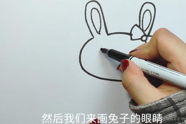 3,然后我们来画兔子的眼睛,画上兔子的嘴,2,然后在这里画上兔子的耳朵