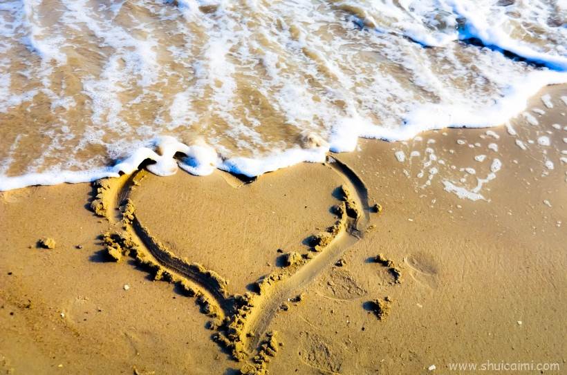 画在沙滩上的心形图片