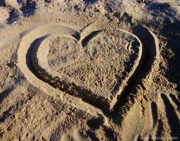 画在沙滩上的心形图片