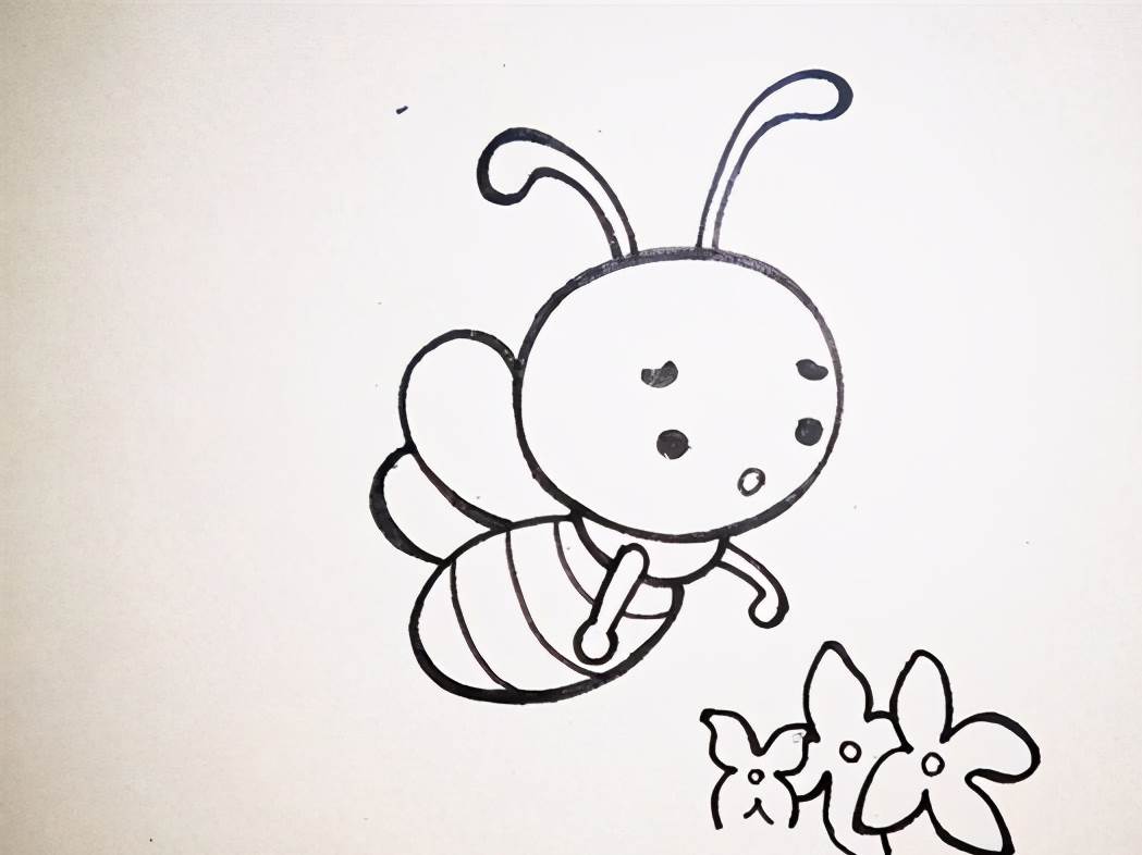 蜜蜂飞简笔画图片